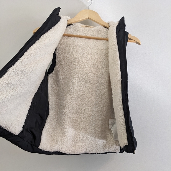 Hollister Fur-lined Hooded Puffer Vest | XS | EUC - Picture 6 of 12